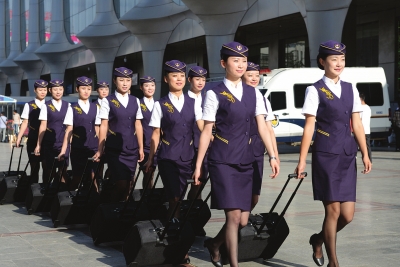 请问长春市动车组的乘务员是合同工还是铁路正