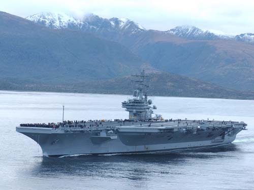 美军舰护航波斯湾油轮防备伊朗封锁海峡-,军舰