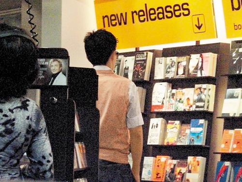 梁朝伟与刘伟强斟拍大片 背妻买碟学习