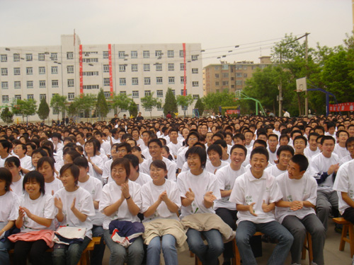 庄园乳业公司赴榆中实施高考爱心助学工程略影