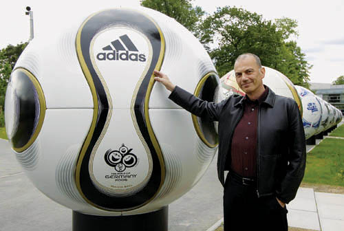 【附图】2006年世界杯比赛用球模型--甘肃日报