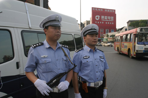 长沙交警今起持枪械上路执勤