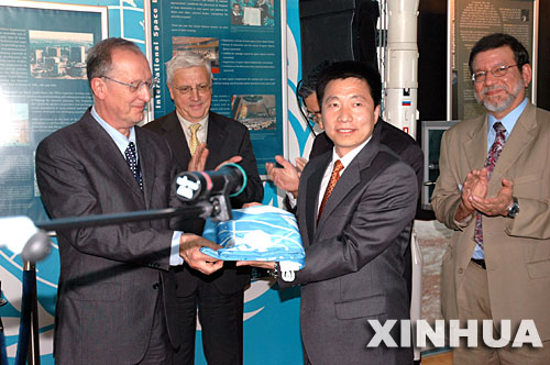 神5搭载的联合国旗在维也纳永久展示