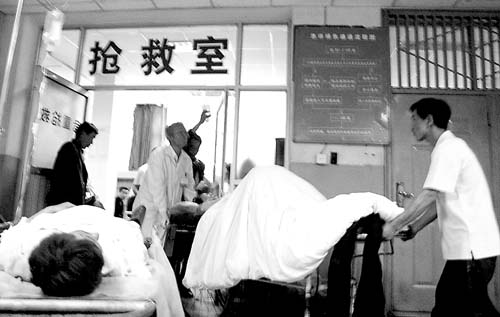 侧翻.据该公司统计,车祸造成3名该公司职工死亡,61名职工受高清图片