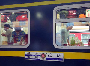 进出西藏上演 天地之争 (图)-机票,青藏铁路