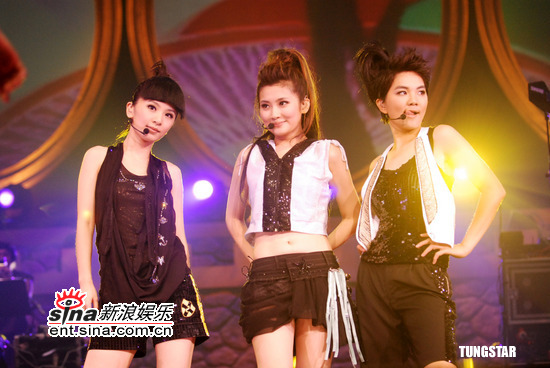 SHE红馆开唱周杰伦助阵 Selina辣舞上阵