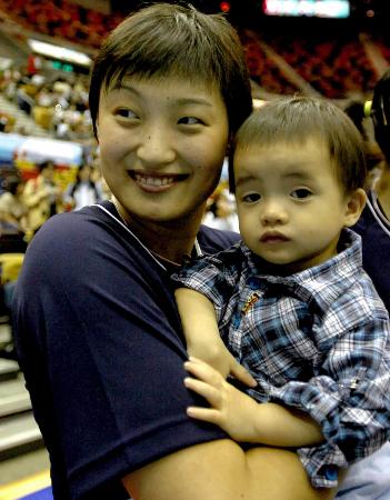 <em>中国</em>队备战世界<em>女排</em>大奖赛 杨昊抱起香港儿童