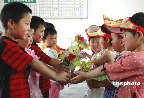 江镇留守孩子 托管班 惹争议-乱收费,探索,留守