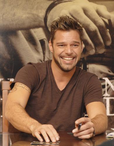 瑞奇马汀签新碟 兴奋喊叫撑坏下巴