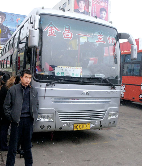 115个气罐暗藏客车40乘客坐"炸弹"抵兰-长途客车