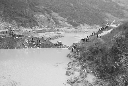 白龙江麒麟寺水电站成功截流