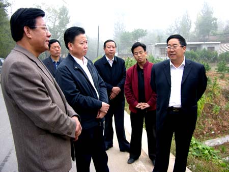 陇南市委书记王义(右一)调研成县长治工程(郭郁摄)