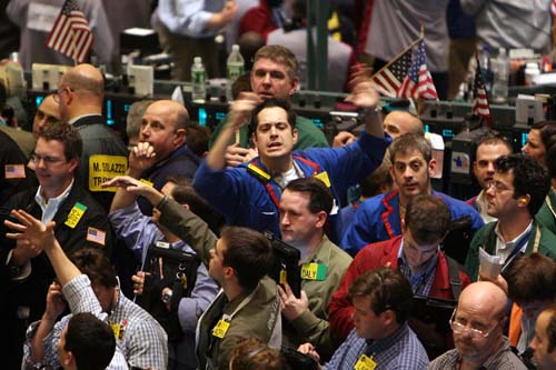 美国纽约商品交易所大厅内交易-石油-武威日报