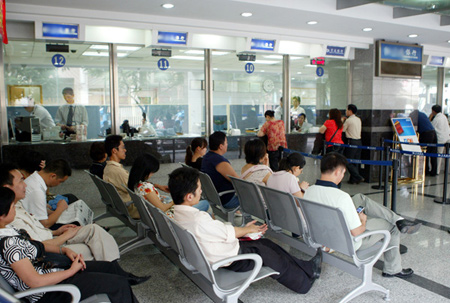 广州:老外银行办业务不用排队被指媚外