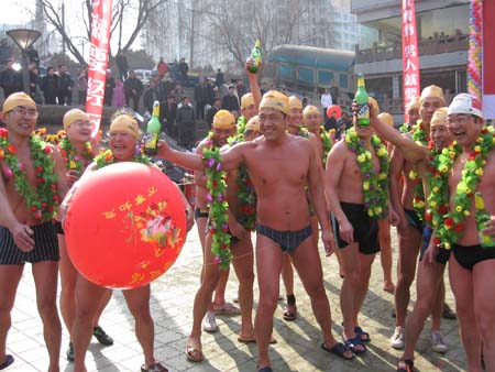 与冬泳运动爱好者搏击风浪