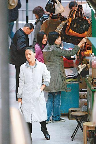 开名车街边挑手袋 李心洁吝啬自己为男友