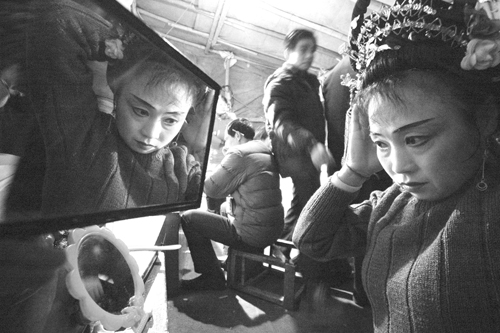 安徽芜湖新新庐剧团送戏下乡-送戏-陇南报