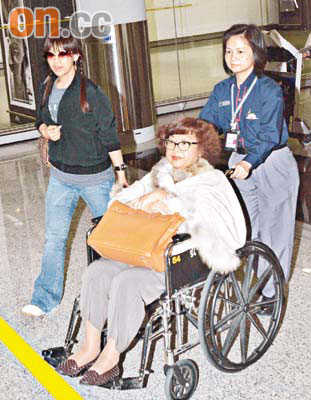 肥姐双脚浮肿坐轮椅出关 被传肝瘤复发需通胆