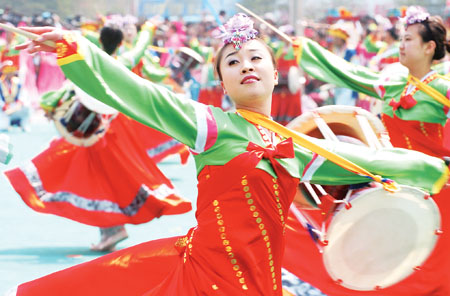 延吉市市民表演朝鲜族长鼓舞