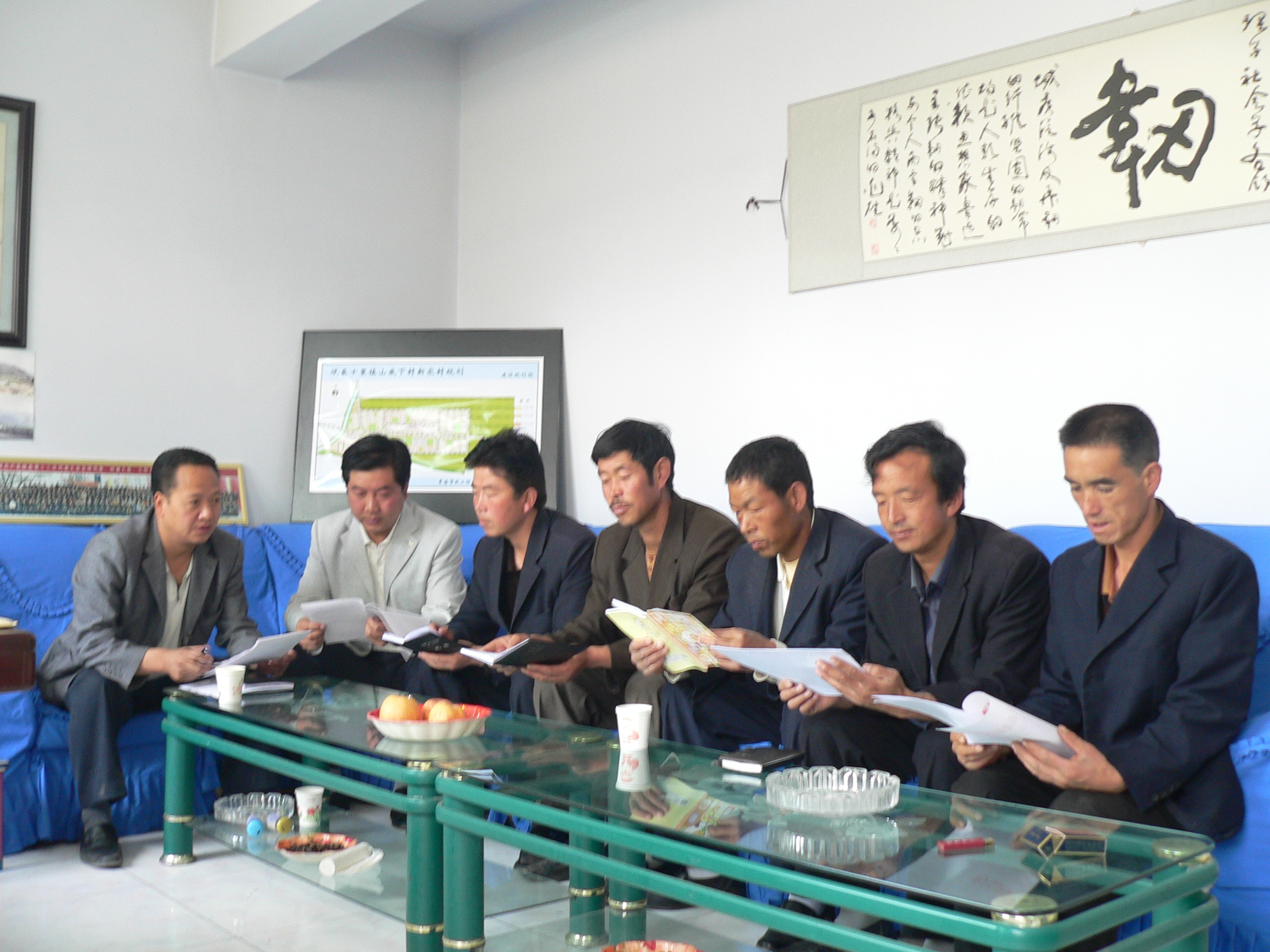 中共十里镇党委书记梅彦贵(左一),镇长孟文军(左二)安排部署新农村