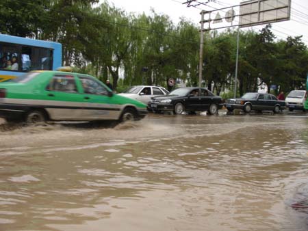 水管爆裂 水淹南滨河路