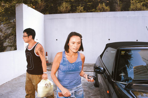  张柏芝 发高烧吊盐水  母亲 探爱女快速闪人--娱乐