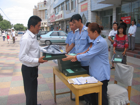 酒泉200名出租车司机穿上统一的服装-酒泉,租