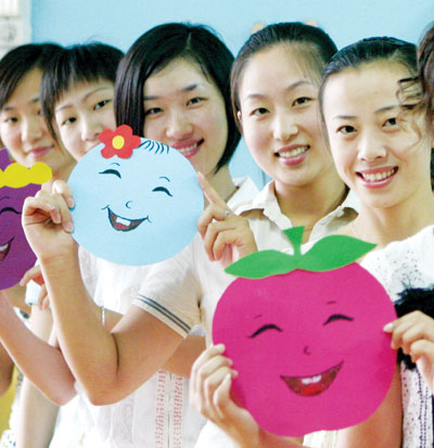 【附图】幼儿园老师进行微笑练习-,淮北,幼儿园