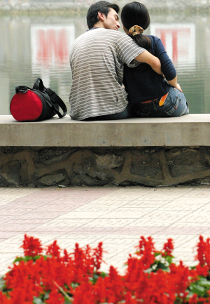 <em>大学生恋爱</em>欠债 偷改学费单欺骗家长-大学生谈