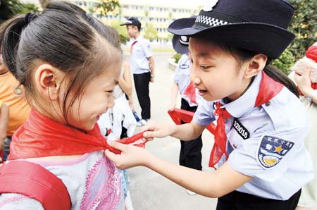 南京市长江路小学成立小巡警中队