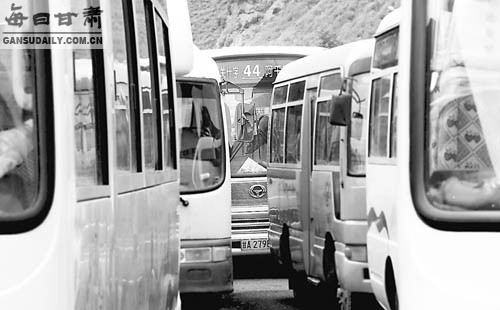 44路公交车被中巴车团团包围.