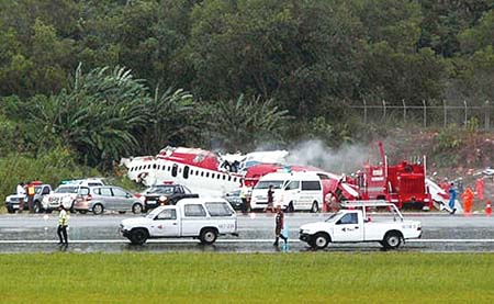 一架民航客机在普吉机场降落时坠毁-民航,客机