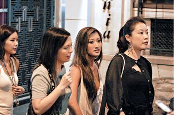 谢霆锋妹妹拖新男友泡吧搔首弄姿状甚风骚-谢