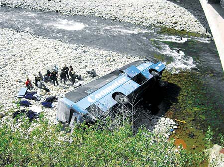 哥伦比亚一旅游大巴在秘鲁坠河15人死亡