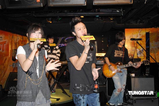 <em>南拳妈妈</em>香港举办音乐会 举啤酒边喝边唱-<em>南拳</em>