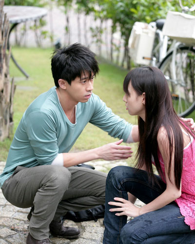 <em>光良</em>忘情地抱起<em>女主角</em>转圈等