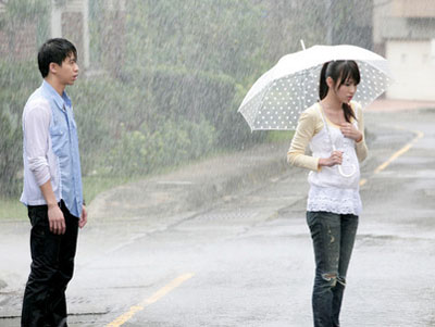 &rdquo;由于光良在雨中奔跑的画面