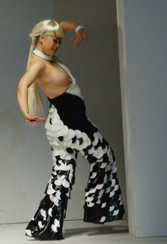 <em>芙蓉姐姐</em>时装周t台热舞