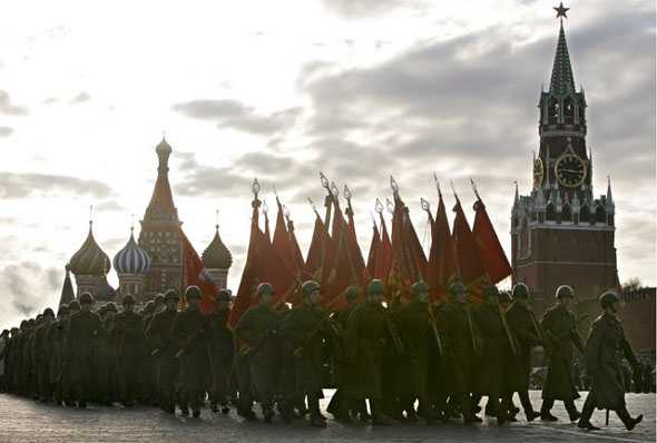 俄罗斯隆重纪念66年前的1941年莫斯科红场阅
