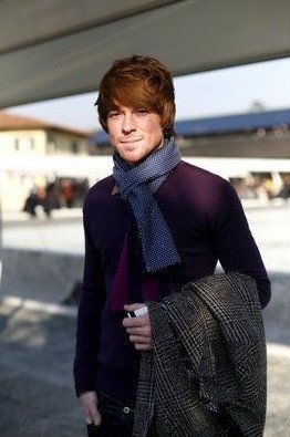 提问:男生带什么颜色的围巾比较好看啊?天冷了