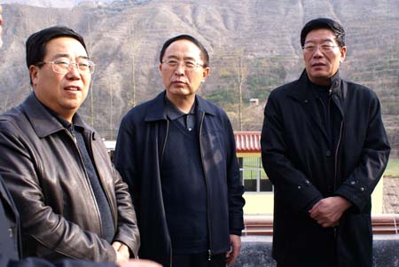 市人大常委会主任王义(右一),市委副书记,市长郭玉虎(左一)关于陇南油