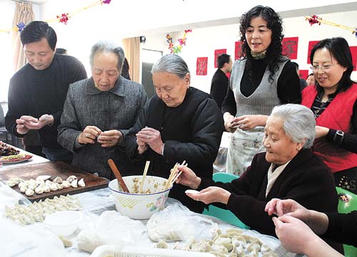 社区老人一起包饺子迎新年