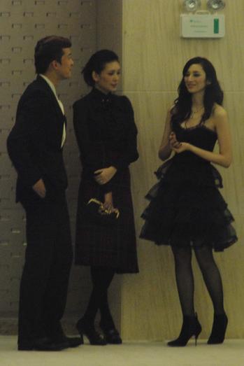 吴佩慈谢晖参加活动 谢嫂在旁强颜欢笑(图)-吴