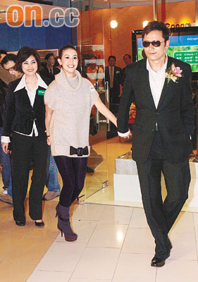 五虎贺开新店独缺梁朝伟 苗侨伟当老婆面牵美眉-梁朝伟,苗侨伟-娱乐