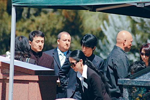 成龙偕妻儿送别亡父 遵父训强忍心泪水-成龙,林