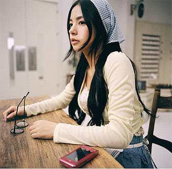 闵孝琳破格演绎童话<em>故事</em> 新曲MV变身另类<em>女佣</em>