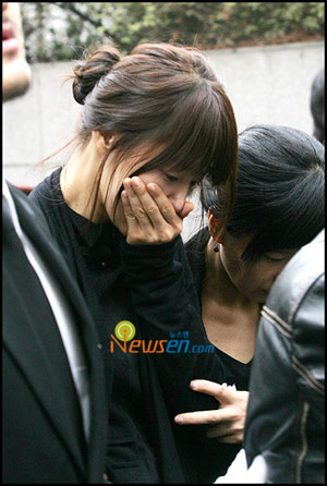 李东健弟弟葬礼 旧爱韩智慧悲痛难抑落泪-李东健