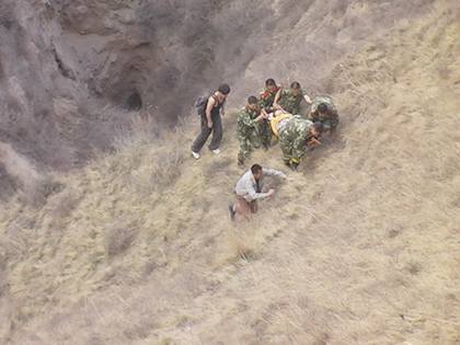 多家媒体联合报道西固女生坠谷事件救援工作 