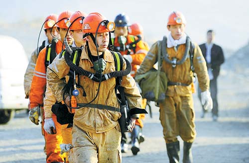 摄影:矿山救护队队员在事故煤矿准备下井搜救