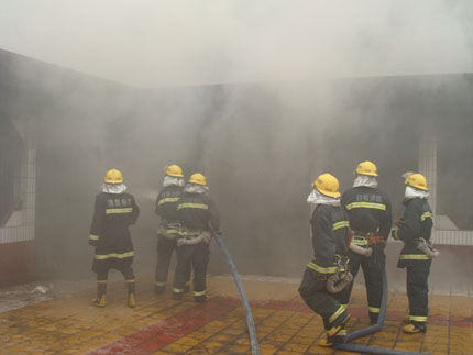 学校库房突发火灾 白银<em>消防</em>勇<em>降火</em>魔-白银<em>消防</em>